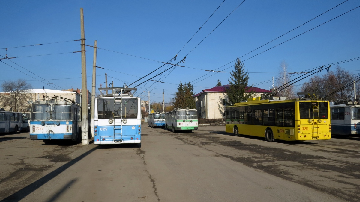 Hmelnyickij, ZiU-682G [G00] — 257; Hmelnyickij, Bogdan T70117 — 025; Hmelnyickij, ZiU-682V — 171; Hmelnyickij, Bogdan T70117 — 020