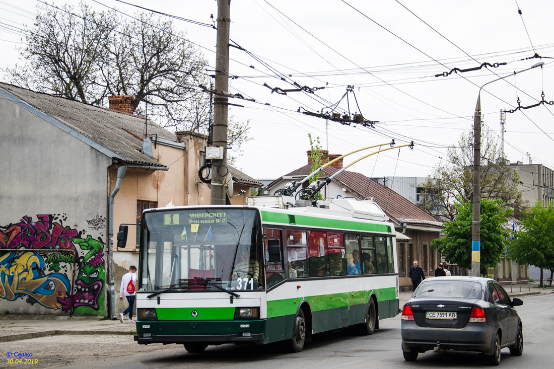 Черновцы, Škoda 21TrACI № 371; Черновцы — Ремонт проспекта Независимости, изменение движения маршрутов 1, 5, 11.