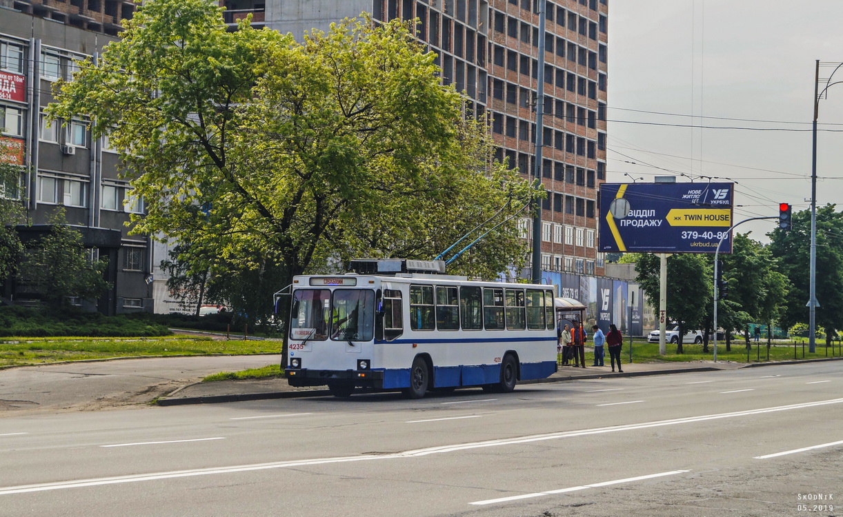 Киев, ЮМЗ Т2 № 4235