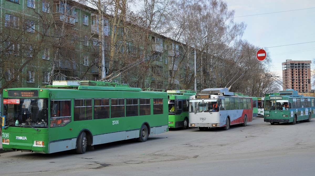 Novosibirsk, Trolza-5275.05 “Optima” Br. 2306; Novosibirsk, ST-682G Br. 2317; Novosibirsk, VMZ-184 Br. 2255