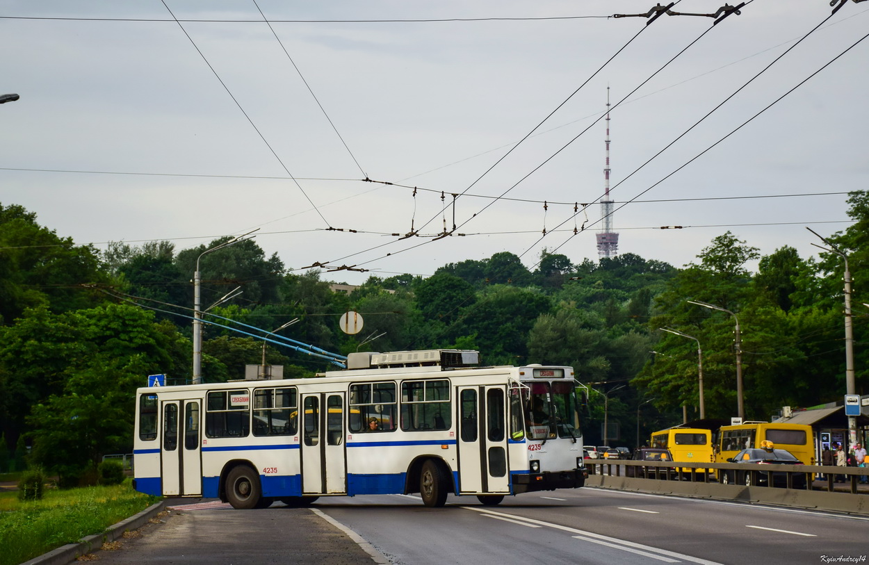 Киев, ЮМЗ Т2 № 4235 Киев, ЮМЗ Т2 № 4235