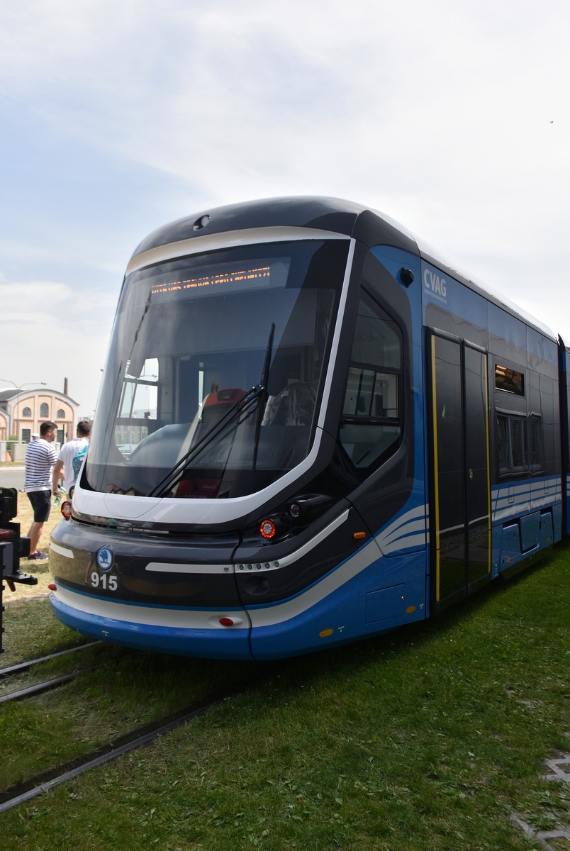 Chemnitz, Škoda 35T ForCity Classic № 915; Plzeň — Brand new tramways from the Škoda factory; Chemnitz — New Škoda 35T tramways • Neue Straßenbahnwagen Škoda 35T Chemnitz, Škoda 35T ForCity Classic № 915; Plzeň — Brand new tramways from the Škoda factory; Chemnitz — New Škoda 35T tramways • Neue Straßenbahnwagen Škoda 35T