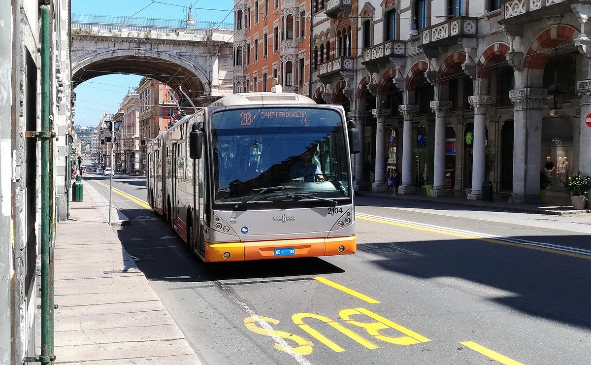 Генуя, Van Hool AG 300T № 2104