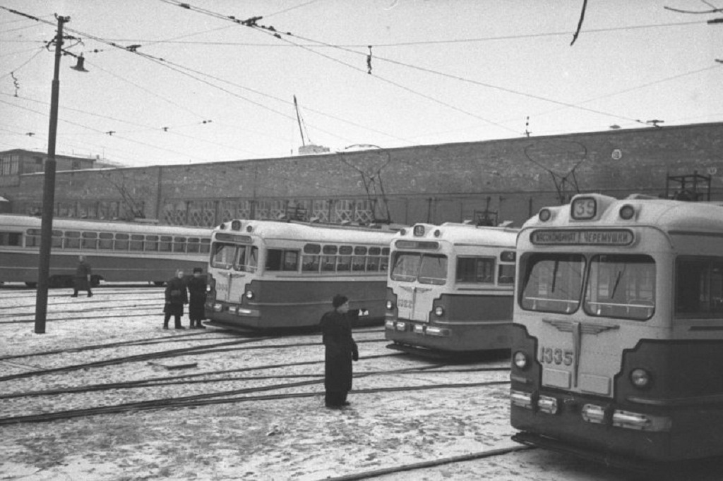 Москва, МТВ-82 № 1364; Москва, МТВ-82 № 1322; Москва, МТВ-82 № 1335; Москва — Исторические фотографии — Трамвай и Троллейбус (1946-1991); Москва — Трамвайные депо: [1] имени П. Л. Апакова