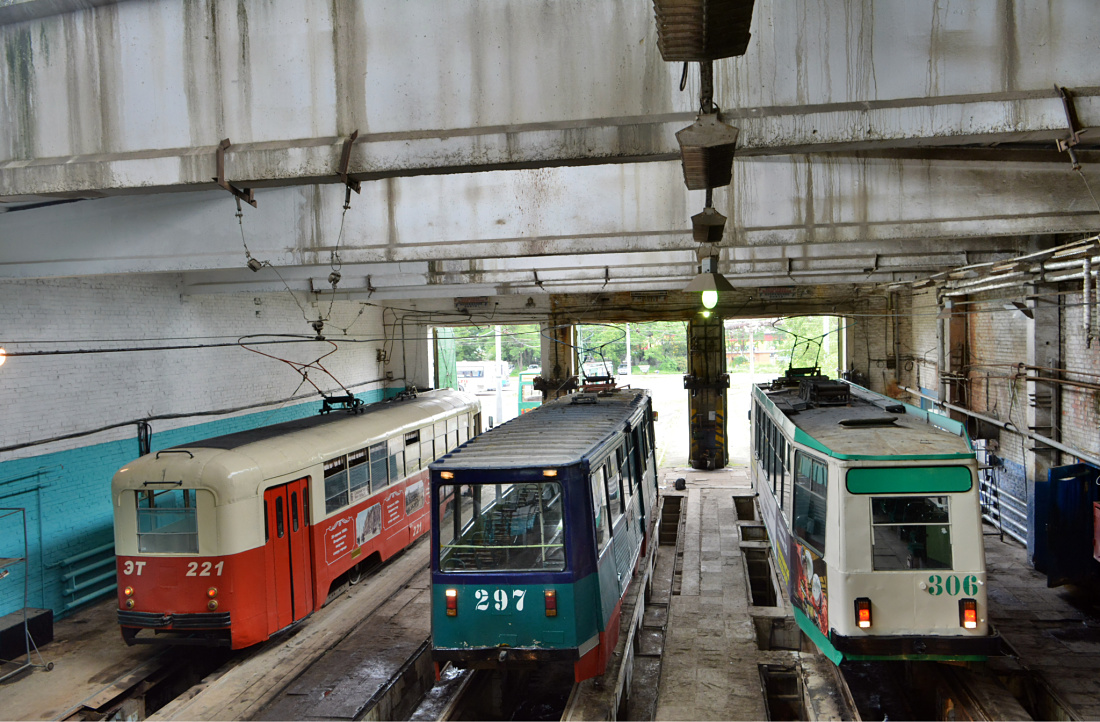 Владивосток, 71-605 (КТМ-5М3) № 297; Владивосток, 71-132 (ЛМ-93) № 306; Владивосток — Тематические трамваи