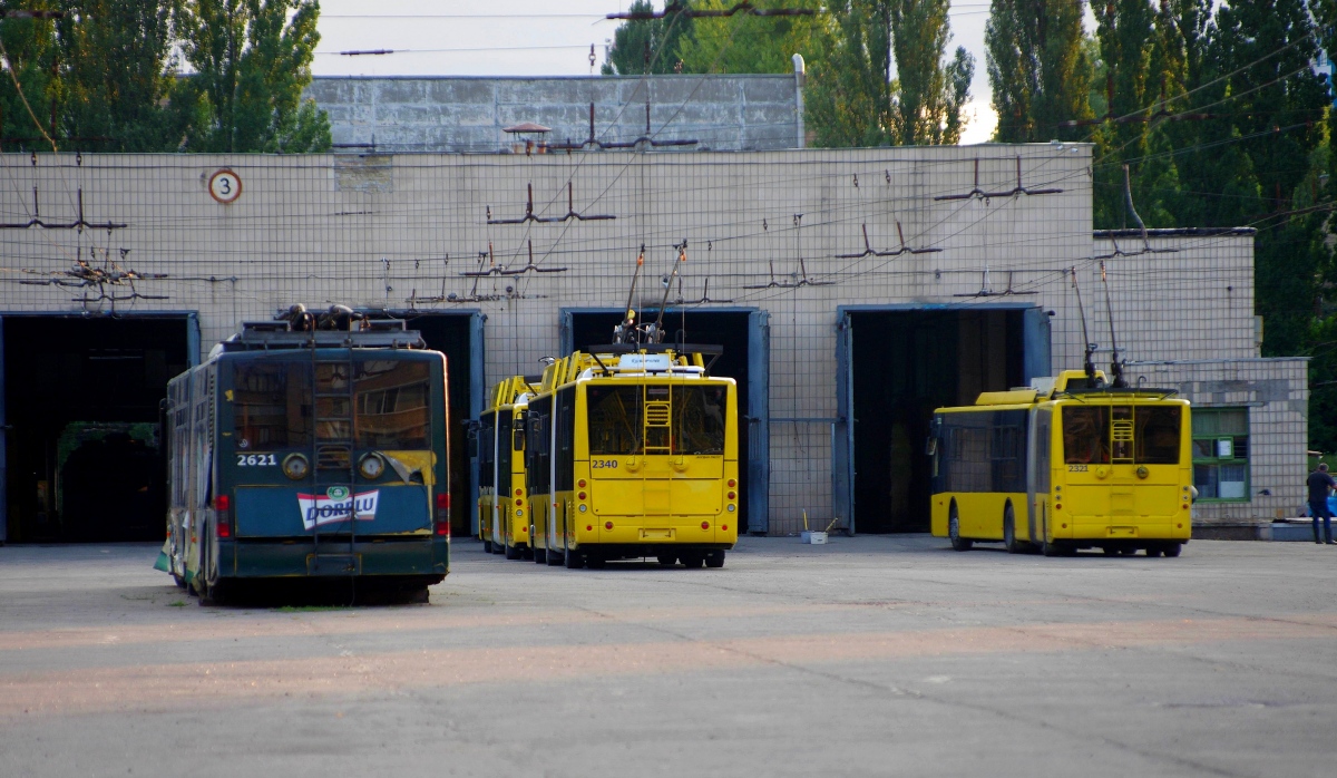Киев, Богдан Т90117 № 2340; Киев, ЛАЗ E301D1 № 2621; Киев, Богдан Т90110 № 2321