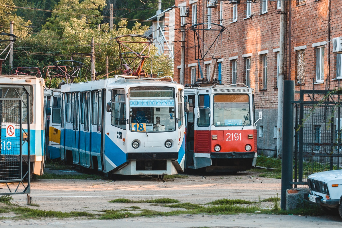 Днепр, 71-608КМ № 2241; Днепр, 71-605 (КТМ-5М3) № 2191