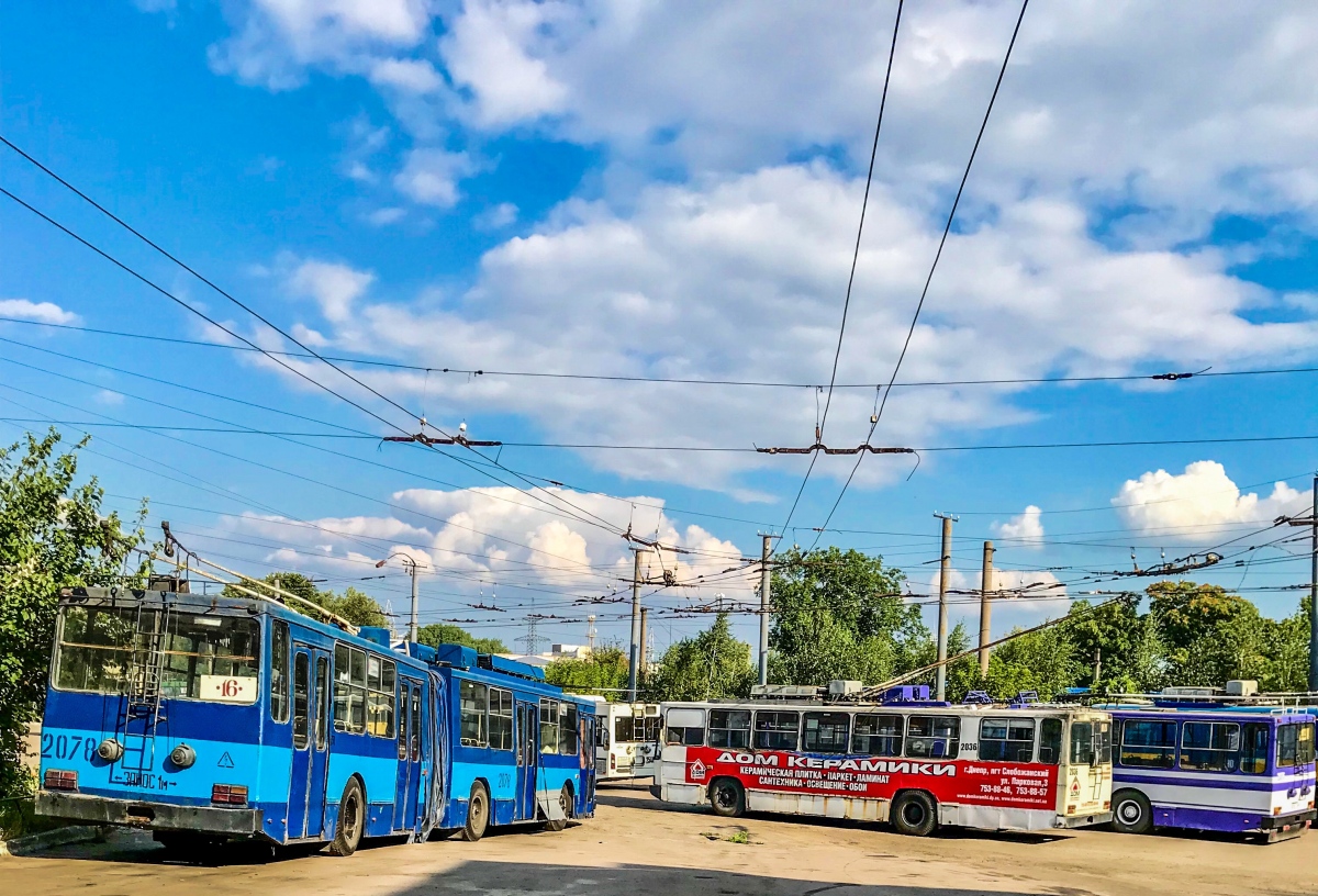 Днепр, ЮМЗ Т1 № 2078; Днепр, ЮМЗ Т1Р (Т2П) № 2036