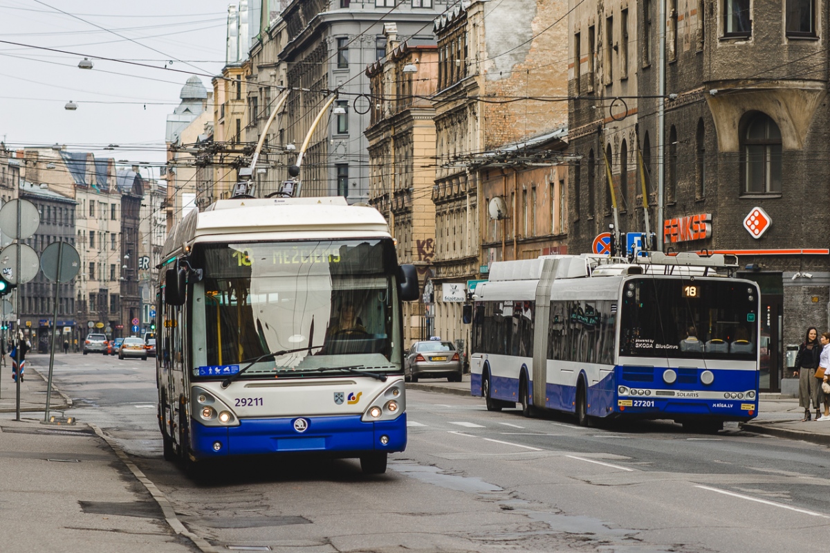 Рига, Škoda 24Tr Irisbus Citelis № 29211; Рига, Škoda 27Tr Solaris III № 27201