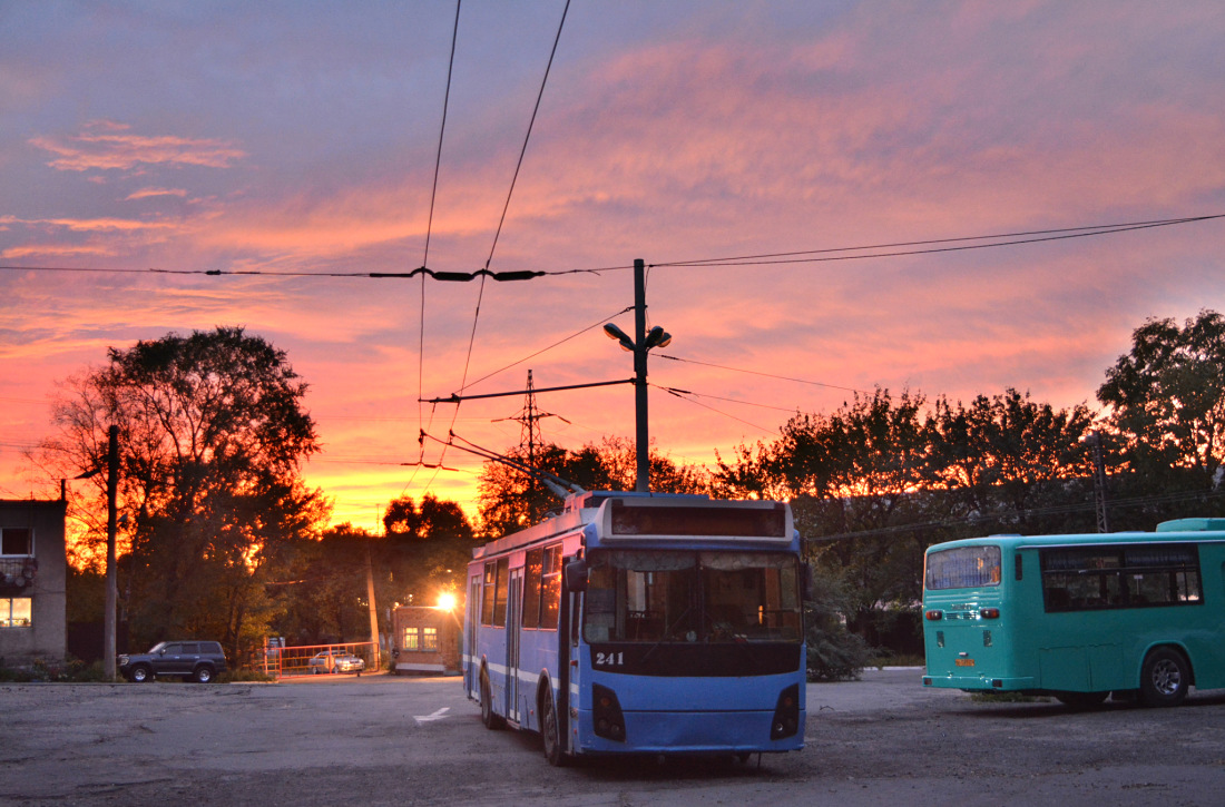 Владивосток, ЗиУ-682Г-016.02 № 241