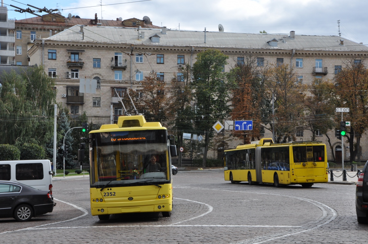 Кіеў, Богдан Т90110 № 2328; Кіеў, Богдан Т70110 № 2352