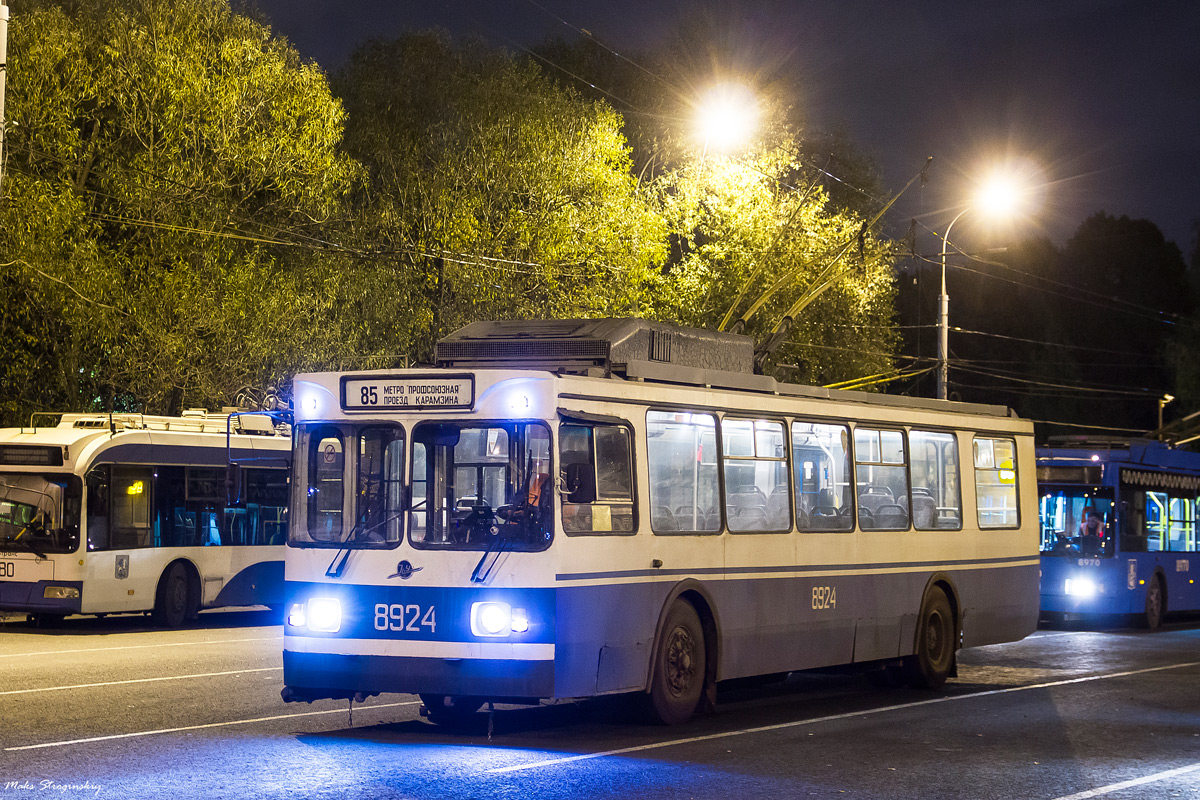 Москва, ЗиУ-682ГМ1 (с широкой передней дверью) № 8924 Москва, ЗиУ-682ГМ1 (с широкой передней дверью) № 8924