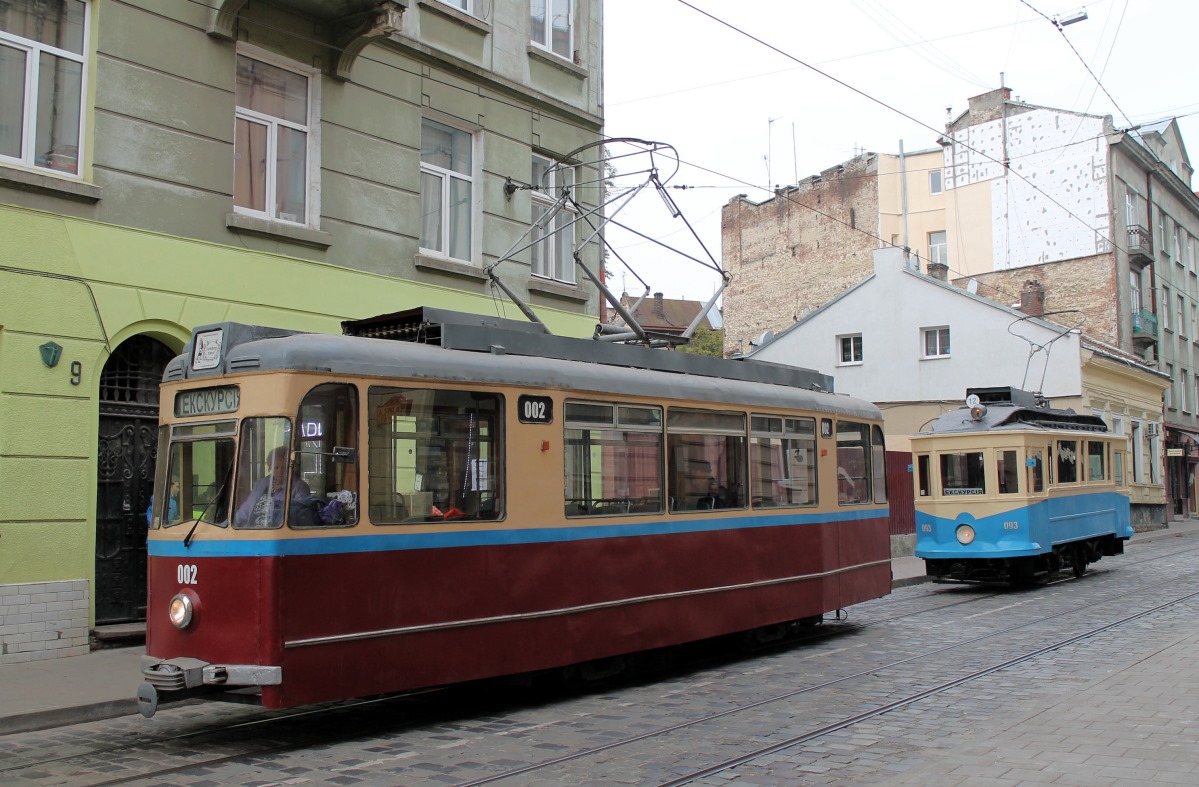 Львов, Двухосный моторный Sanok № 093; Львов, Gotha T59E № 002