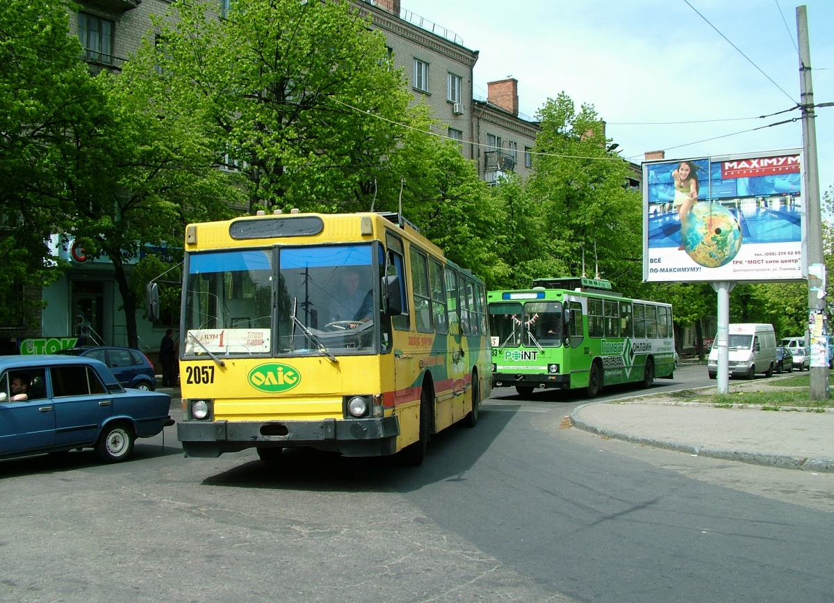 Днепр, ЮМЗ Т1Р (Т2П) № 2057; Днепр, ЮМЗ Т2 № 2533