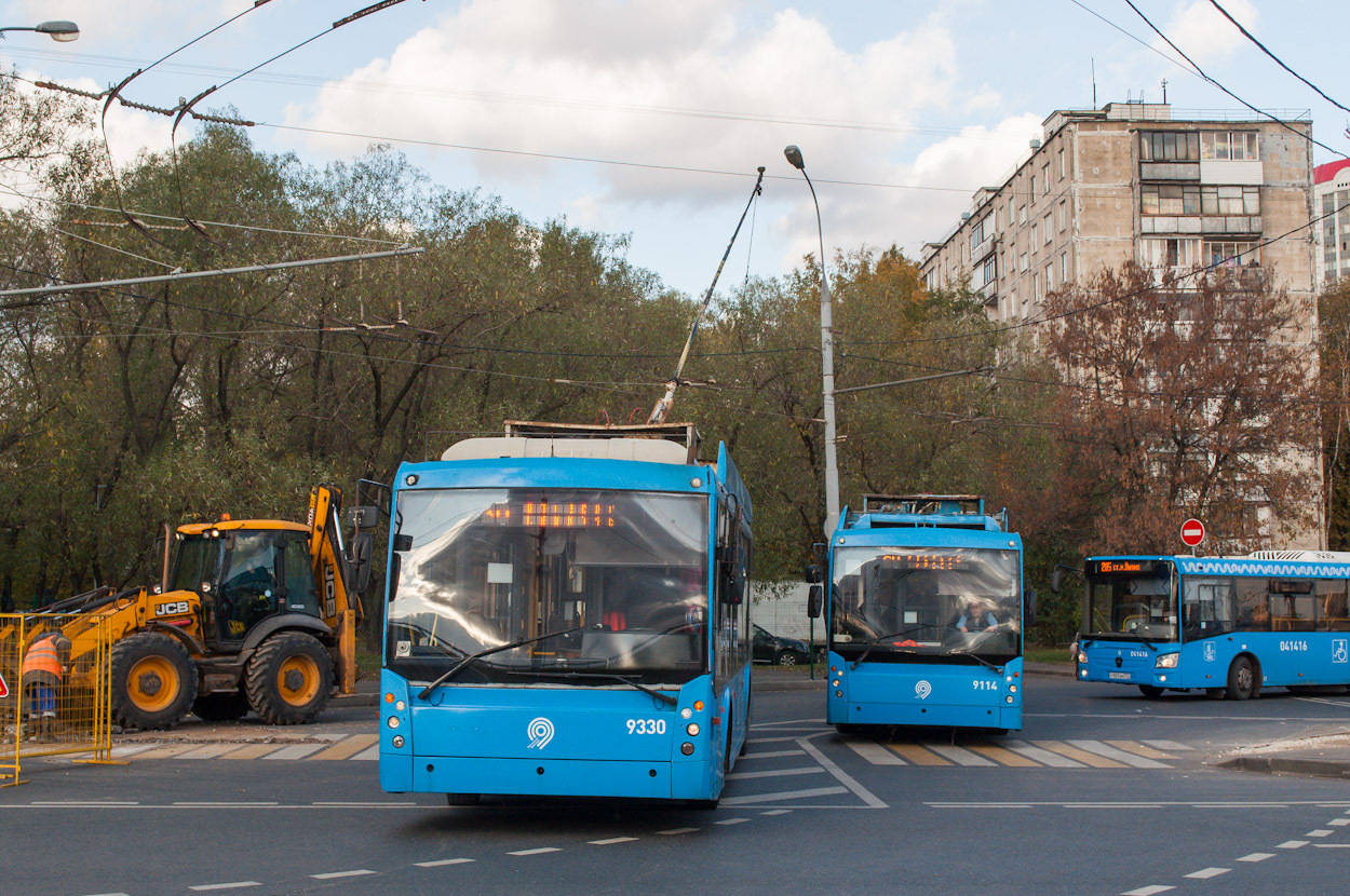 Moskva, Trolza-5265.00 “Megapolis” č. 9330; Moskva, Trolza-5265.00 “Megapolis” č. 9114; Moskva — Accidents