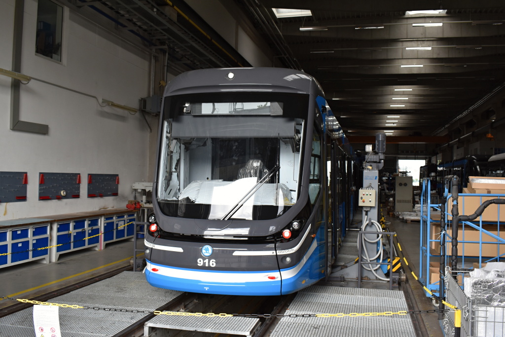 Chemnitz, Škoda 35T ForCity Classic — 916; Plzeň — Brand new tramways from the Škoda factory; Chemnitz — New Škoda 35T tramways • Neue Straßenbahnwagen Škoda 35T
