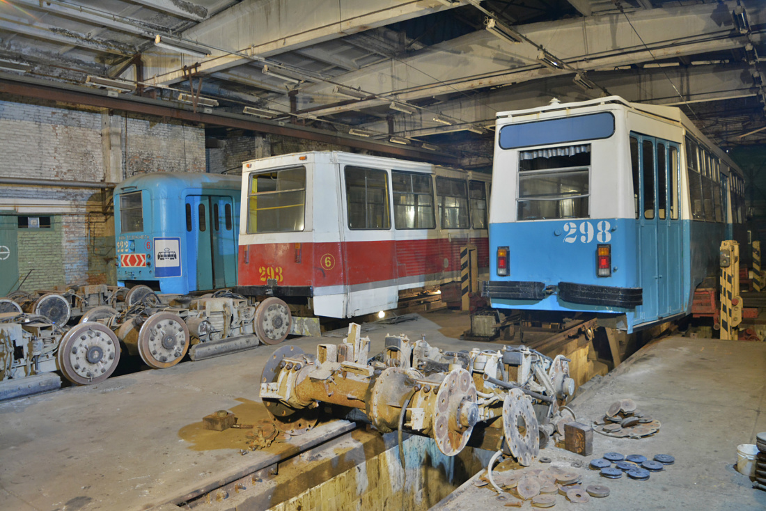 Wladiwostok, 71-132 (LM-93) Nr. 298; Wladiwostok, 71-605A Nr. 293; Wladiwostok — Trams' Maintenance and Parts