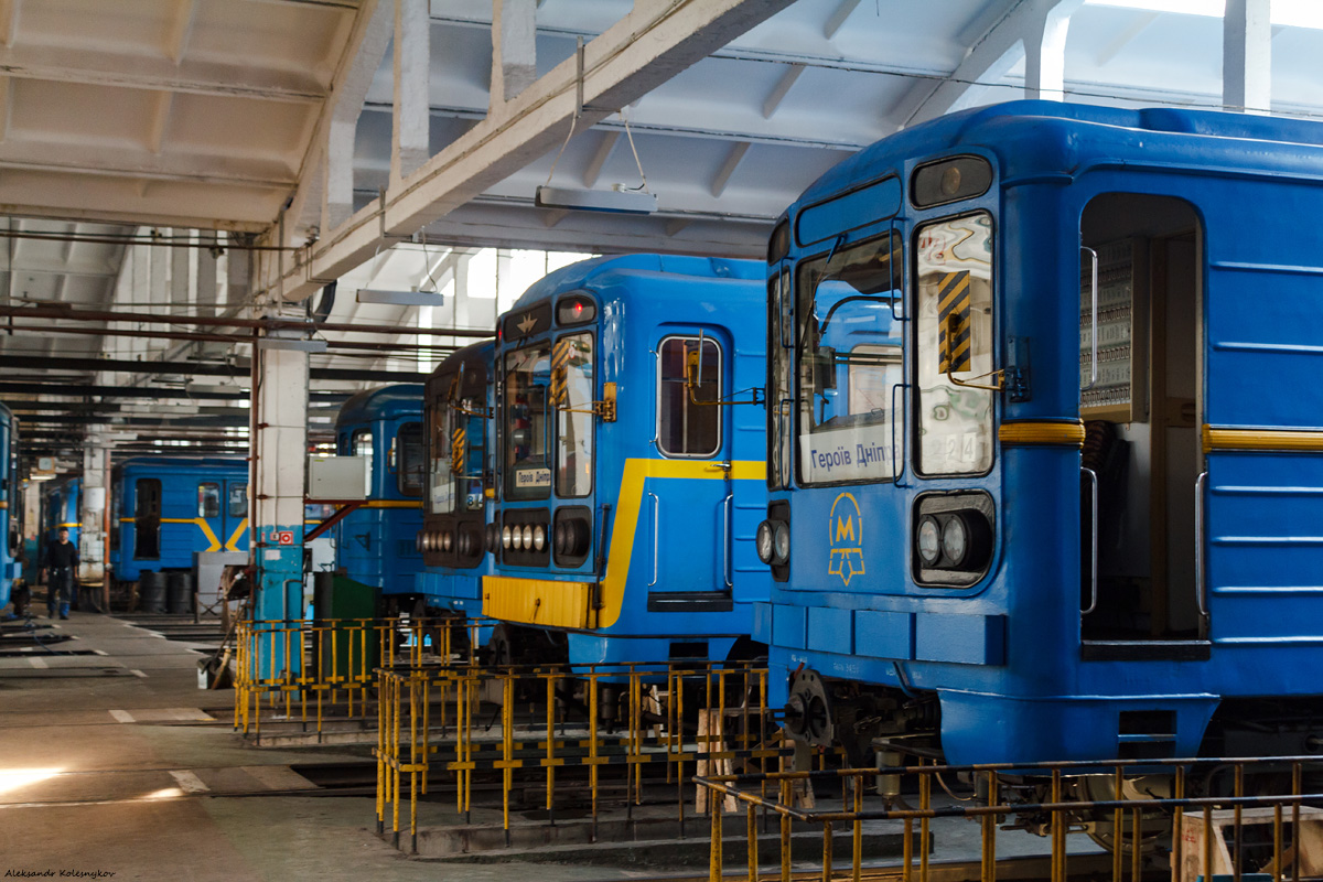 Киев — Метрополитен — Оболонско-Теремковская линия; Киев — Метрополитен — Подвижной состав — 81-717/714 ("номерные") и модификации; Киев — Метрополитен — Разное