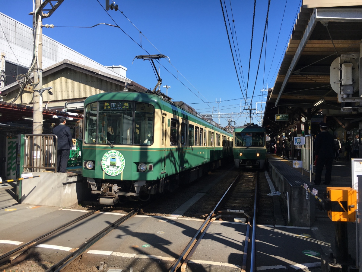 Fujisawa, Enoshima Electric Railway 1000 series č. 1051; Fujisawa, Enoshima Electric Railway 500 series č. 501 Fujisawa, Enoshima Electric Railway 1000 series č. 1051; Fujisawa, Enoshima Electric Railway 500 series č. 501