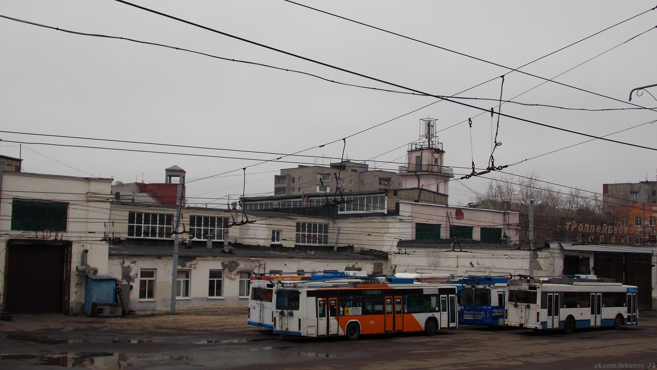Włodzimierz, VMZ-5298.01 (VMZ-475, RCCS) Nr 171; Włodzimierz, Trolza-5275.05 “Optima” Nr 176