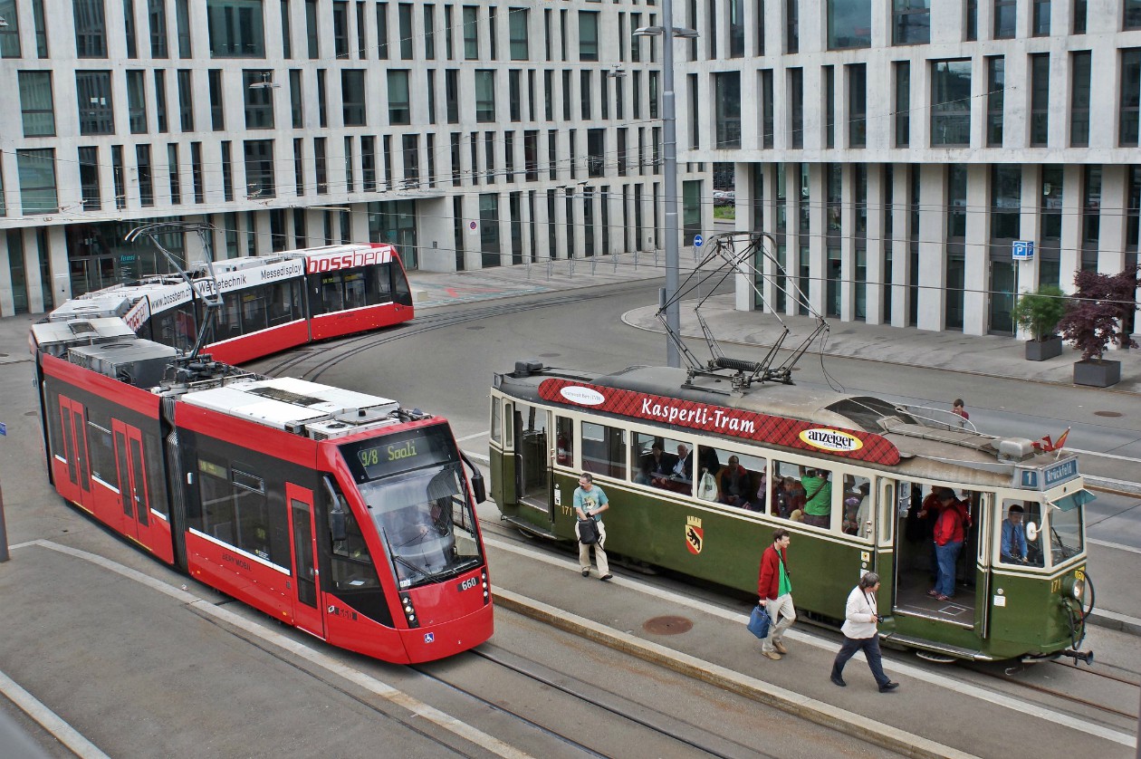 Берн, Siemens Combino XL № 660; Берн, SIG/MFO Ce 4/4 № 171