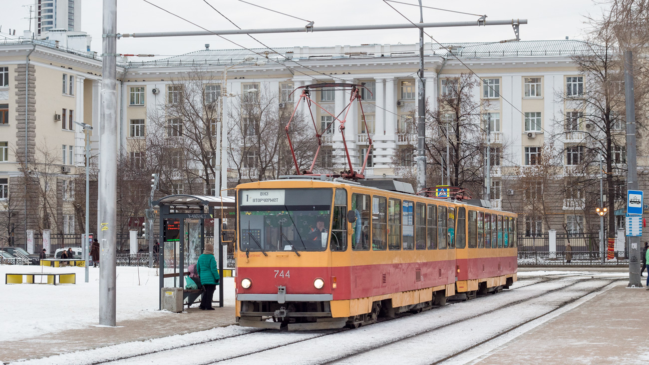 Jekatyerinburg, Tatra T6B5SU — 744