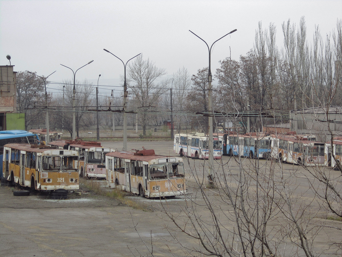 Алчевск, ЗиУ-682В [В00] № 321; Алчевск, ЗиУ-620520 № 369; Алчевск, ЗиУ-682В [В00] № 327