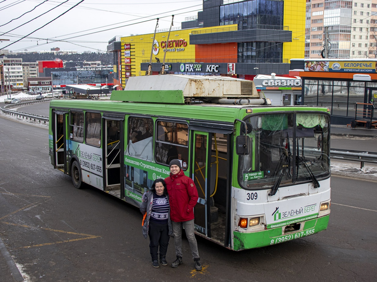 Irkutsk, LiAZ-528031 Nr. 309; Electric transport employees