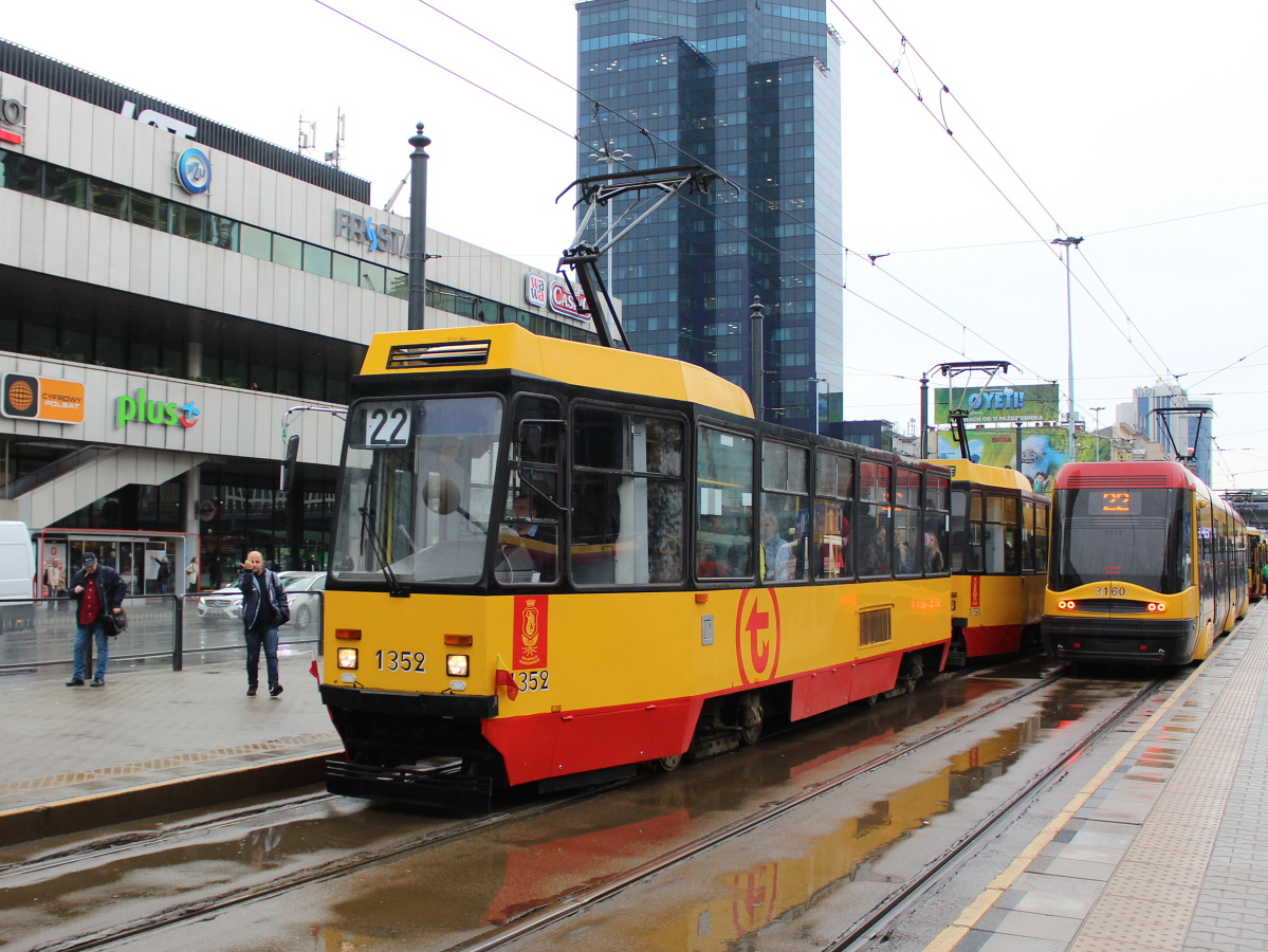 Варшава, Konstal 105Na № 1352; Варшава, PESA Swing 120Na № 3160