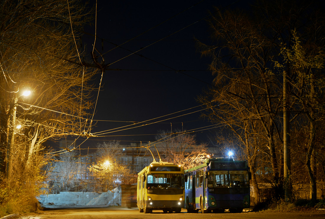 Владивосток, ЗиУ-682Г-016.02 № 252; Владивосток — Разные фотографии Владивосток, ЗиУ-682Г-016.02 № 252; Владивосток — Разные фотографии