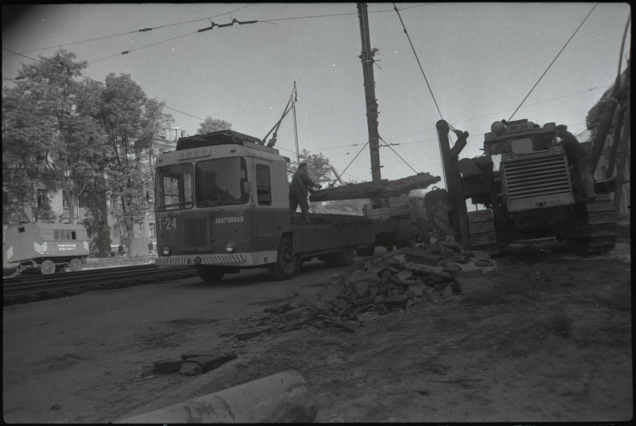 Dnipro, KTG-2 Nr. Т-24; Dnipro — Construction, reconstruction and repairs; Dnipro — Historische Fotos: Linien, Kontaktnetz und Infrastruktur; Dnipro — Historische Fotos: Oberleitungsbus