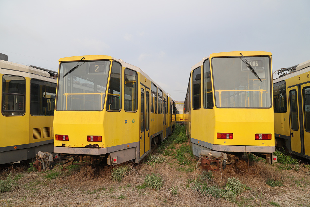 Александрия, Tatra KT4DM № (6137); Александрия, Tatra KT4DM № (6086); Александрия — Частный собственник — Площадка за пределами Александрии: старые трамваи Татра из Берлина