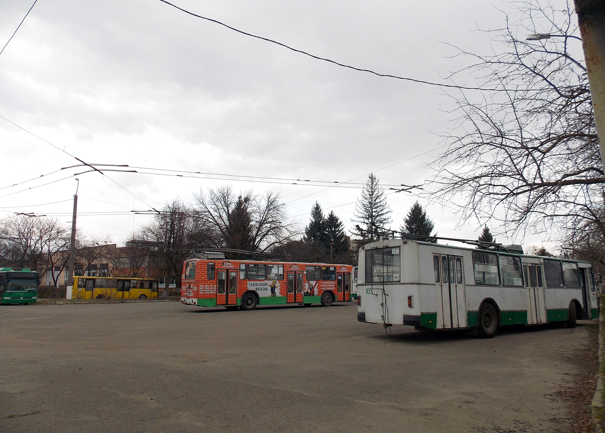 Луцьк, ЗиУ-682В № 105; Луцьк, Jelcz/KPNA PR110E № 213; Луцьк — Тролейбусне депо
