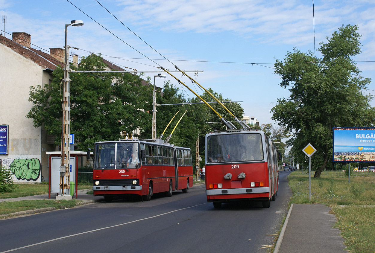 Будапешт, Ikarus 280.94 № 235; Будапешт, Ikarus 280.94 № 209