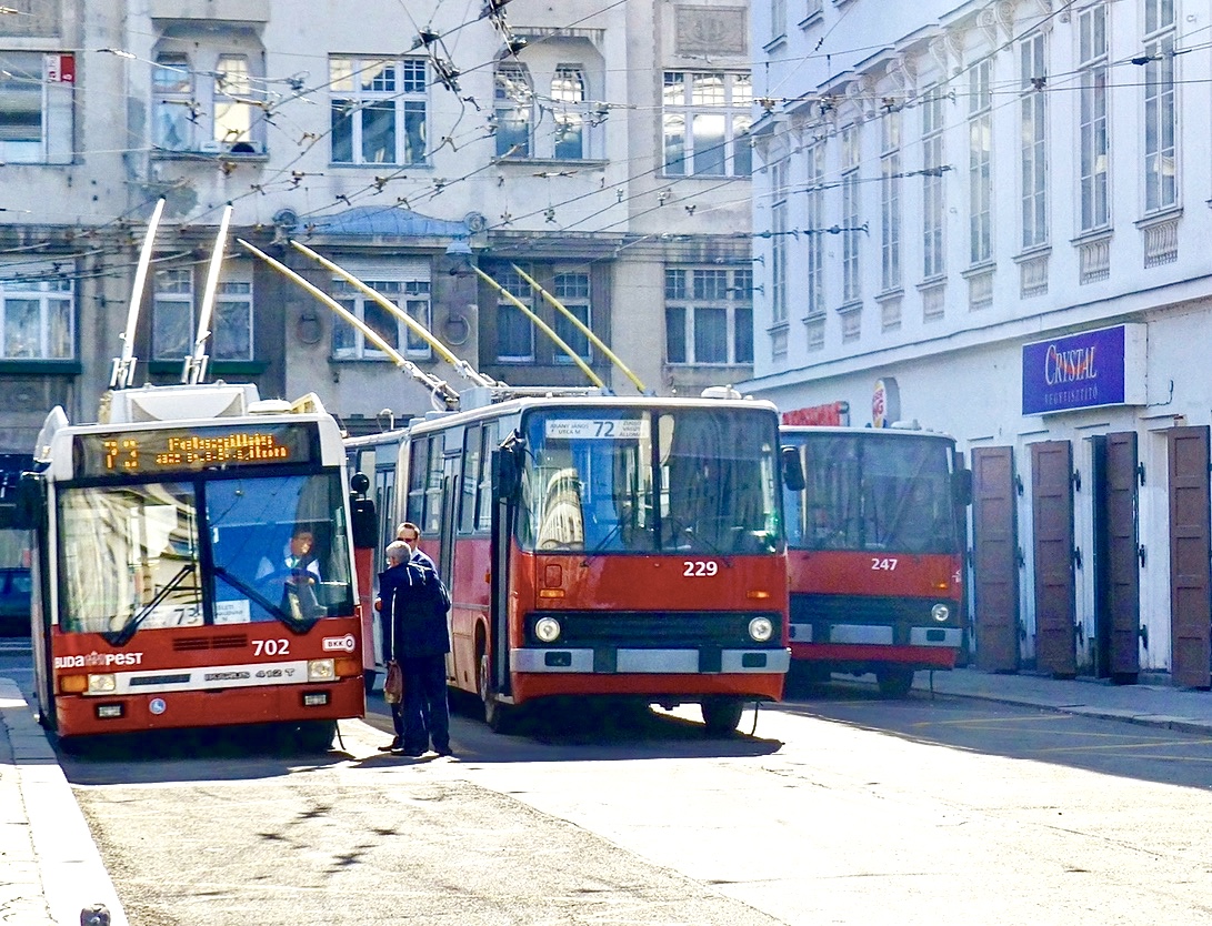 Будапешт, Ikarus 412.81 № 702; Будапешт, Ikarus 280.94 № 229