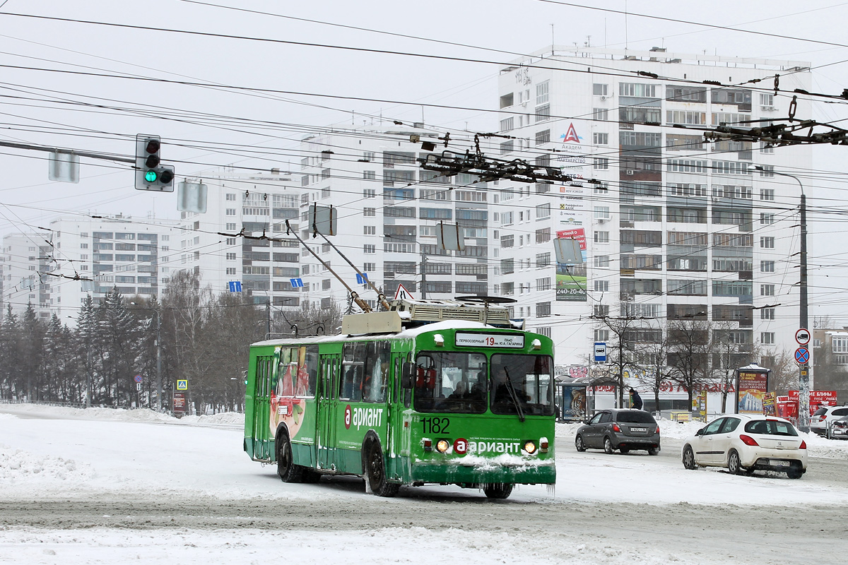 Челябинск, ЗиУ-682Г [Г00] № 1182; Челябинск — Снегопад 25 апреля 2014 года и устранение его последствий