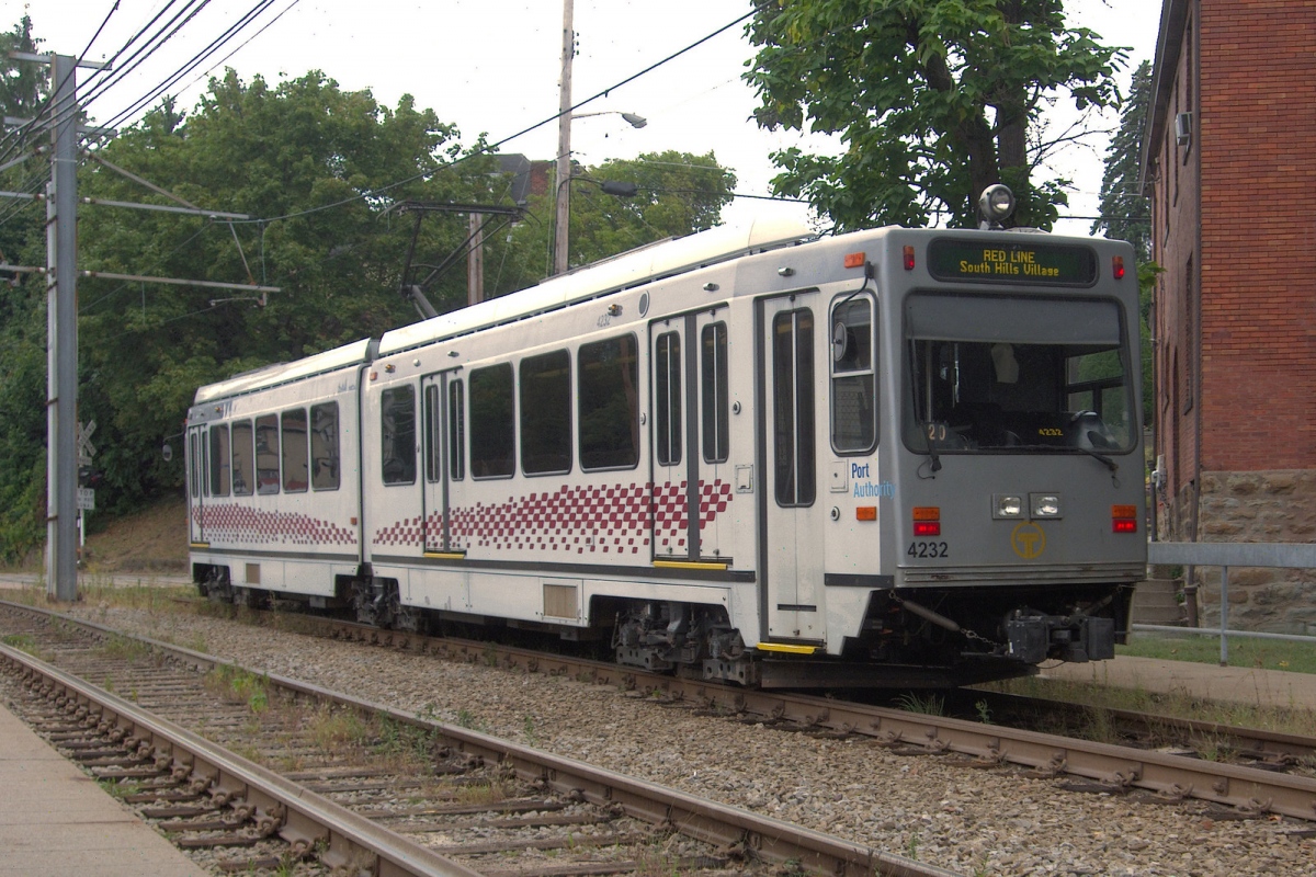 Питтсбург, PA, CAF LRV № 4232 Питтсбург, PA, CAF LRV № 4232
