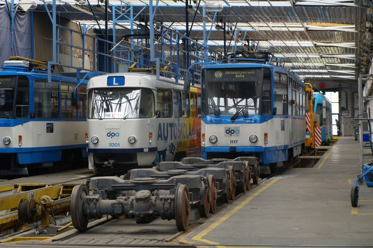 Острава, Tatra T3 № 8201; Острава, Tatra T6A5 № 1117