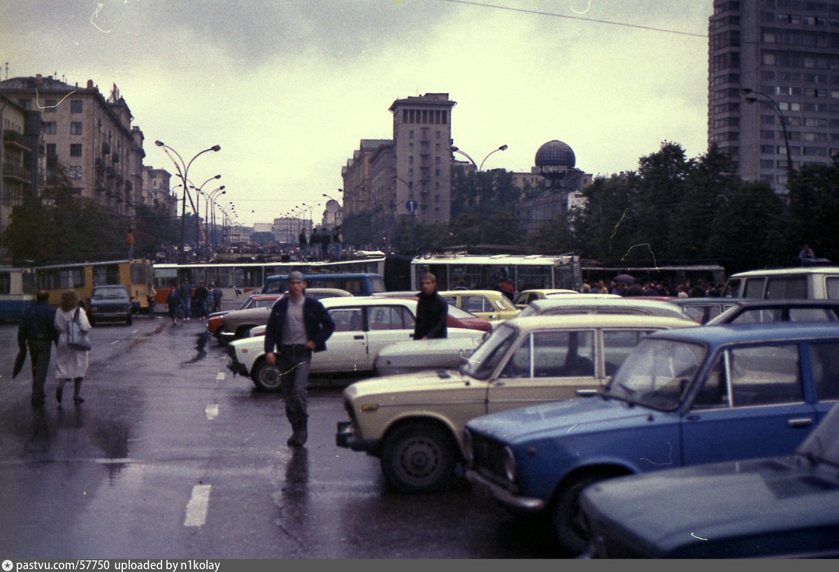 Moskva, ZiU-682V [V00] č. 5208; Moskva, ZiU-682V-013 [V0V] č. 4306; Moskva — Trolleybus barricades 08.1991