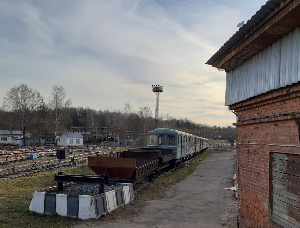 Москва, 81-714 (ММЗ) № 9803; Москва, Хоппер № ПД-301; Москва, Хоппер № ПД-302
