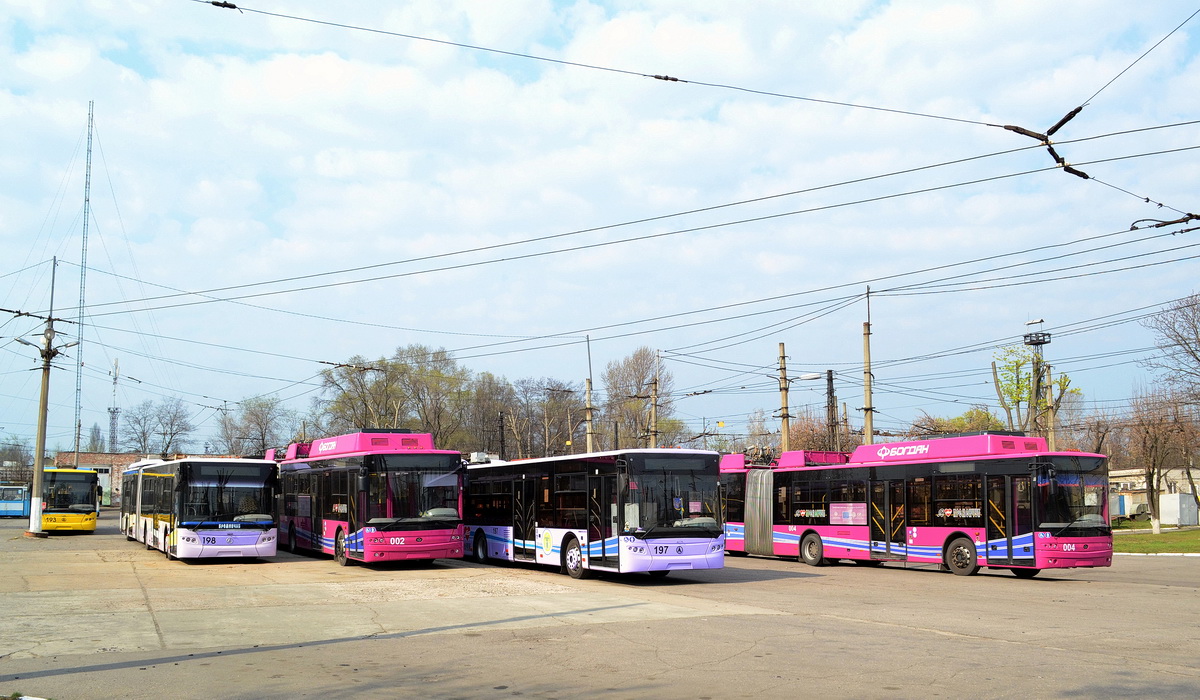 Кременчуг, ЛАЗ E301A1 № 198; Кременчуг, Богдан Т90117 № 002; Кременчуг, ЛАЗ E301A1 № 197; Кременчуг, Богдан Т90117 № 004