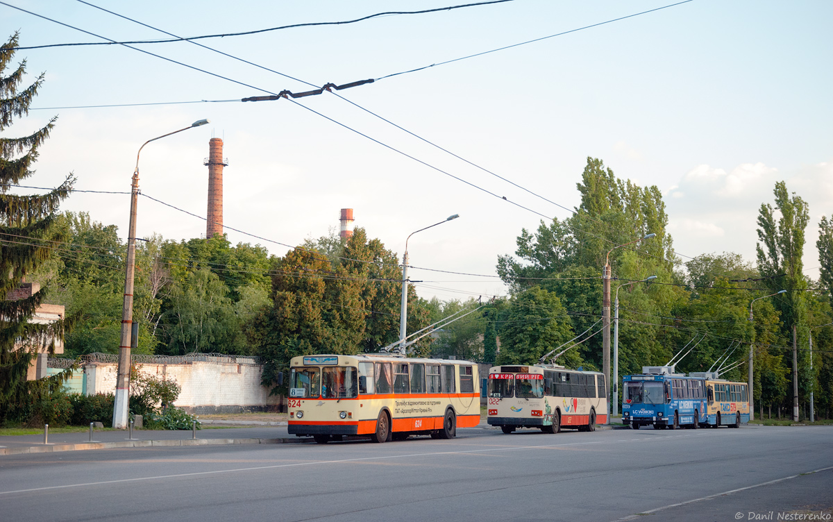 Кривой Рог, ЗиУ-682Г [Г00] № 624; Кривой Рог, ЗиУ-683* (укороченный) № 022