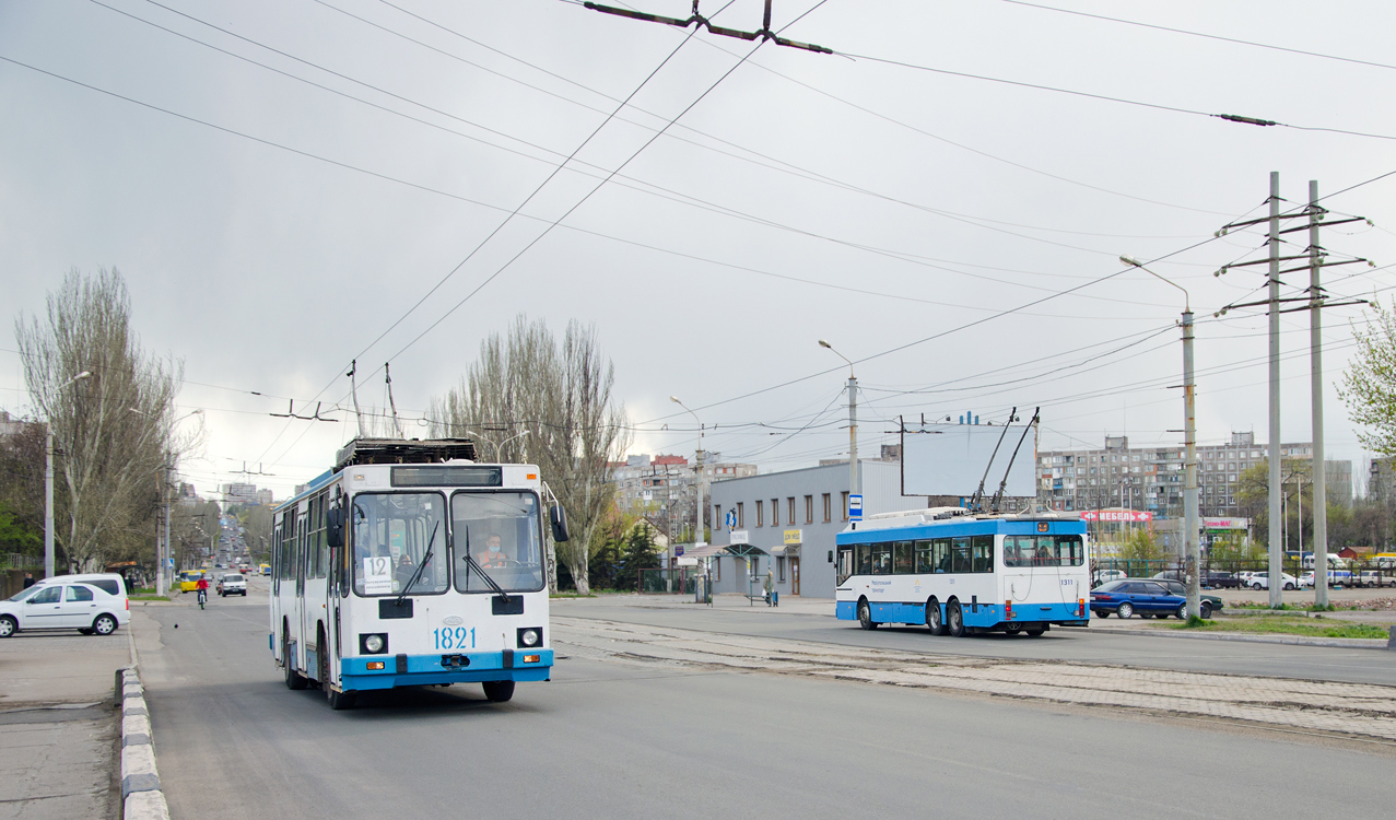 Мариуполь, ЮМЗ Т2 № 1821; Мариуполь, MAN/Gräf & Stift 860 SL172HO № 1311