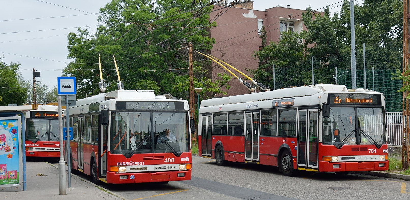 Будапешт, Ikarus 411T № 400; Будапешт, Ikarus 412.81 № 704