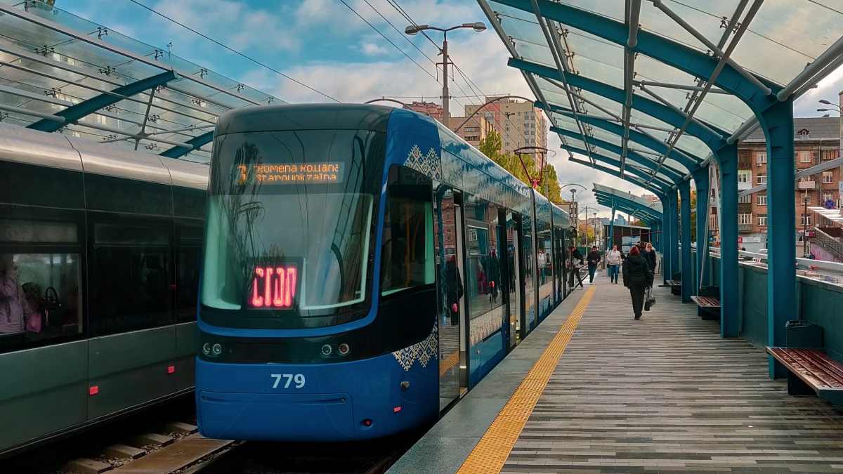 Kijev, PESA 71-414K (Fokstrot) — 779; Kijev — Stop signs, shelters and panels