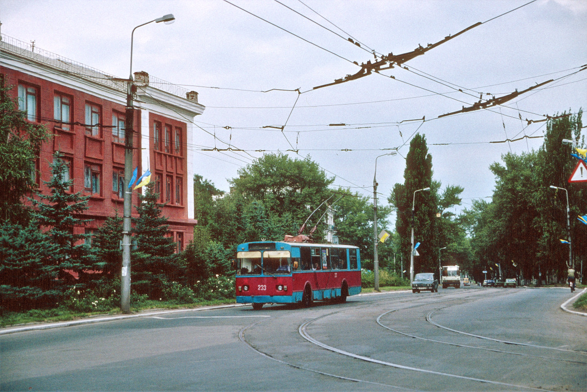 Makijivka, ZiU-682V [V00] nr. 233; Makijivka — Photos by Peter Haseldine — 08.2001