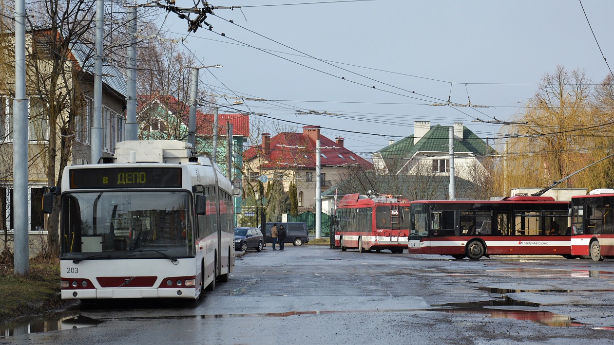 Ивано-Франковск, Volvo V 7000 AT № 203; Ивано-Франковск, БКМ 321 № 222; Ивано-Франковск, ЛАЗ E183D1 № 179