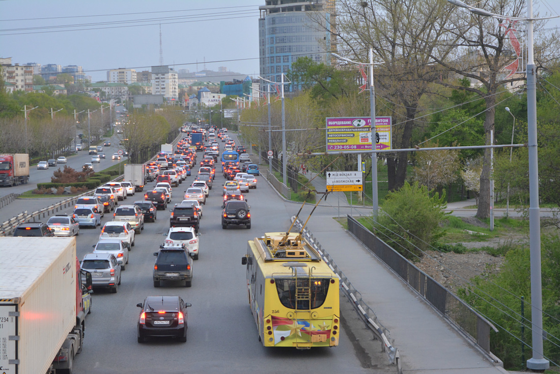 Владивосток, ВМЗ-5298.01 «Авангард» № 256; Владивосток — Тематические  троллейбусы
