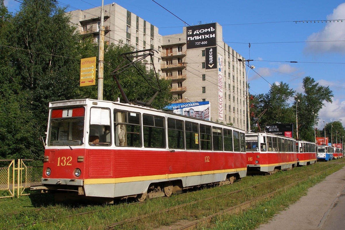 Ярославль, 71-605 (КТМ-5М3) № 132; Ярославль — 26.07.2007 Ремонт рекламной конструкции у ТЦ "Садко"