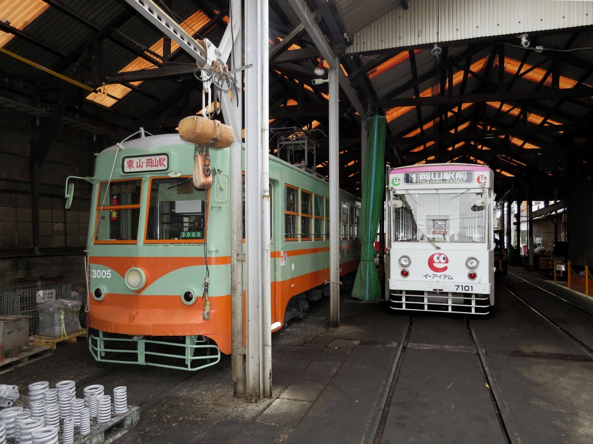 Окаяма, Utsunomiya Sharyō № 3005; Окаяма, Alna Kōki № 7101; Окаяма — Депо Higashiyama